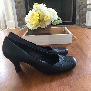 Michelle D Women’s black leather heel